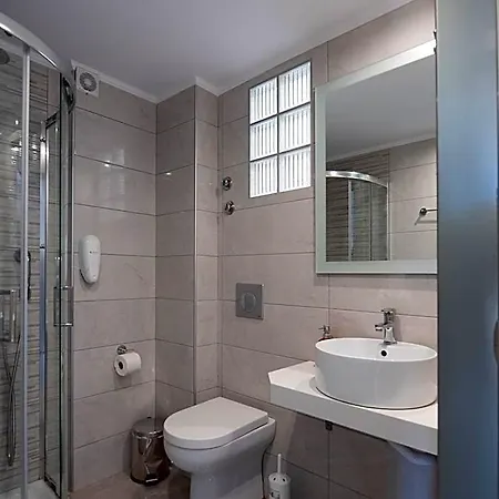 Aristo Apts 4*