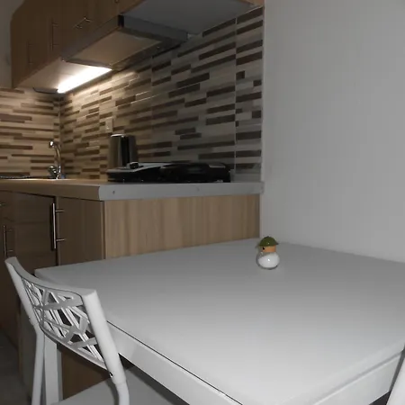 Aristo Apts شقة فندقية